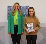 Nadine Bernshausen auf einem Foto zusammen mit Gewinner Judith Ruff