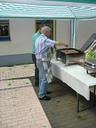 die Grillmeister vom AK Allnatal bereiten am Grill Steaks und Würstchen vor.