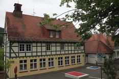Die Grundschule Marbach mit ihrem alten Fachwerkgebäude feiert in diesem Jahr 100. Geburtstag. © Heiko Krause, Universitätsstadt Marburg