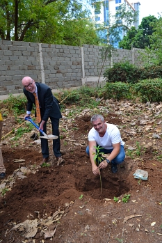Die Initiatoren der Städtepartnerschaft, Professor Harald Renz und Dr. Christian Kreisel, pflanzten gemeinsam Bäume im Uhuru Park. © Clara Easthill, Stadt Marburg