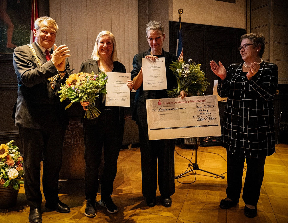 Die Intendantinnen des Hessischen Landestheaters Marburg, Eva Lange (2.v.l.) und Carola Unser-Leichtweiß, haben den Marburger Gleichberechtigungspreis von Oberbürgermeister Dr. Thomas Spies und Stadträtin Kirsten Dinnebier (r.) erhalten.