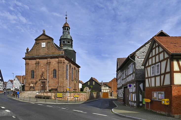 Die katholische Pfarrkirche St. Michael und St. Elisabeth ist eines der Wahrzeichen von Schröck. Sie wurde 1726 maßgeblich von den Einwohner*innen errichtet. © Georg Kronenberg