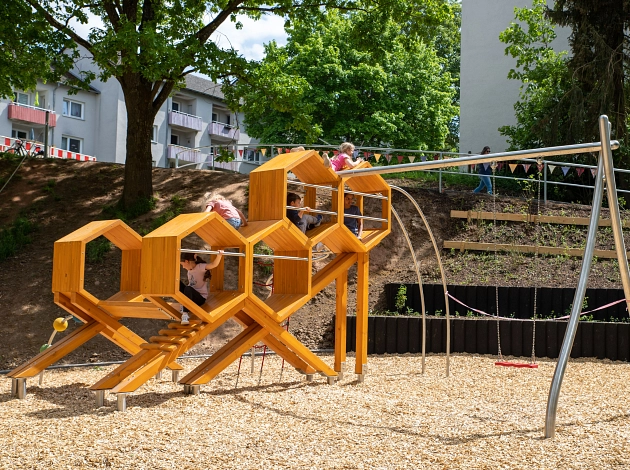 Die Kinder hatten sich ein außergewöhnliches Klettergerüst gewünscht – mit Platz zum Klettern, Verstecken und Ausruhen. Vom ausgewählten Spielgerät zeigten sie sich begeistert.
