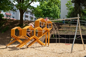 Die Kinder hatten sich ein außergewöhnliches Klettergerüst gewünscht – mit Platz zum Klettern, Verstecken und Ausruhen. Vom ausgewählten Spielgerät zeigten sie sich begeistert.