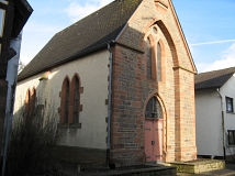 Die Kirche fügt sich in das Dorfbild ein