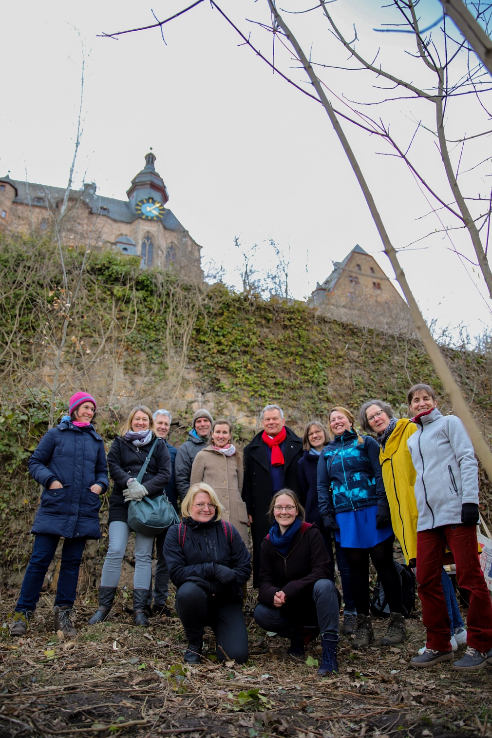 Die Mitglieder des Vereins „Urban Gardening Oberstadt Marburg“ haben bereits viel geschafft: Sie zeigen Oberbürgermeister Dr. Thomas Spies und Oberstadtmanagerin Nadine Kümmel das freigeschnittene Gelände, das sie nun wieder zum Gemüsegarten und zum Treffpunkt für die Oberstadtbewohner*innen am Fuße des Schlosses umgestalten.&nbsp;&copy;&nbsp;Patricia Grähling, Stadt Marburg