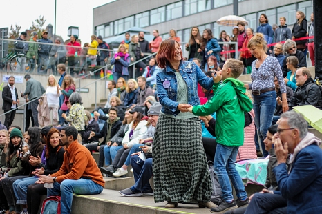 Die Musik im Tiefhof des KFZ motivierte 2021 auch einige Zuschauer*innen zum Tanzen. © Freya Altmüller, Stadt Marburg