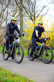 Zwei Ordnungspolizisten fahren auf den zwei neuen E-Bikes der Fahrradstaffel © Simone Batz, Stadt Marburg