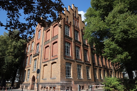 Die Otto-Ubbelohde-Schule ist eine von insgesamt 19 möglichen Beschulungsorten für Grundschüler*innen in Marburg © Stefanie Ingwersen, Stadt Marburg