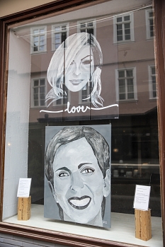 Die Porträtbilder von Lucia Lange in den Schaufenstern zeigen Marburgerinnen. © Freya Altmüller, Stadt Marburg
