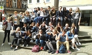 Die Schülerinnen und Schüler aus Poitiers und Marburg am Marktbrunnen
