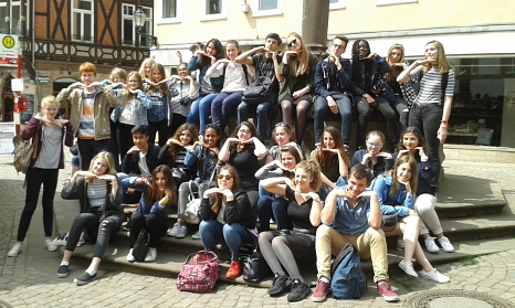 Die Schülerinnen und Schüler aus Poitiers und Marburg am Marktbrunnen © Martin-Luther-Schule Marburg