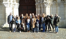 Die Schülerinnen und Schüler der MLS am Notre-Dame la Grande in Poitiers © Martin-Luther-Schule Marburg