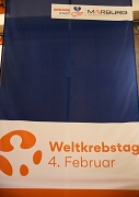 Die selbst gestalteten Fahne des Fachdienstes Gesunde Stadt ist in den Farben Orange und Blau gehalten, um auf den Weltkrebstag am 4. Februar aufmerksam zu machen.