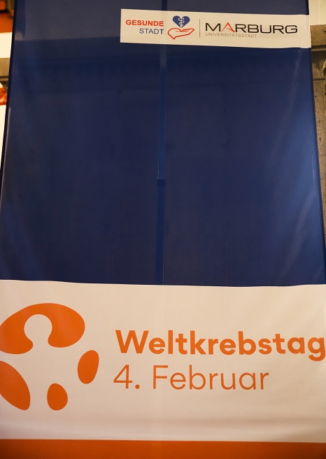 Die selbst gestalteten Fahne des Fachdienstes Gesunde Stadt ist in den Farben Orange und Blau gehalten, um auf den Weltkrebstag am 4. Februar aufmerksam zu machen. © Simone Batz, Stadt Marburg