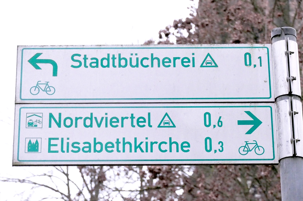 Zwei Wegweiser-Schilder, das obere trägt die Aufschrift "Stadtbücherei", der Richtungspfeil zeigt nach links.&nbsp;&copy;&nbsp;Jürgen Hölzer, Stadt Marburg