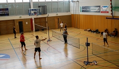 Die städtischen Mitarbeiter*innen spielen Badminton. © Simone Batz, Stadt Marburg