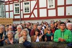 Die Zuhörer*innen stimmten den Redner*innen immer wieder mit Beifall zu. © Simone Schwalm, Stadt Marburg