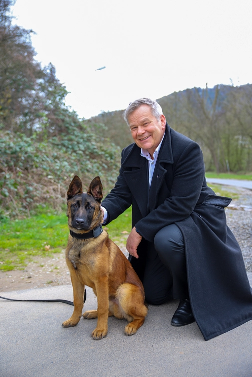 Oberbürgermeister Dr. Thomas Spies und Diensthund Paul.&nbsp;&copy;&nbsp;Patricia Grähling, Stadt Marburg
