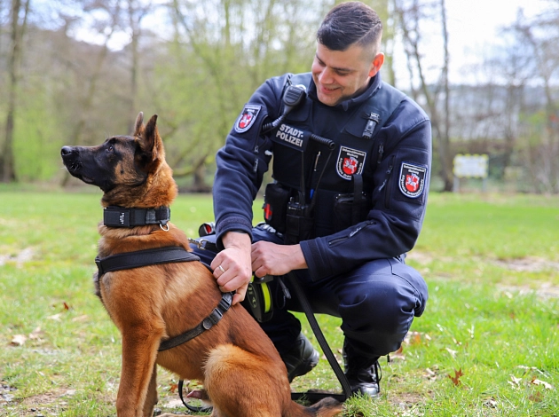 Diensthund Paul mit seinem Herrchen Andreas Prikryl.