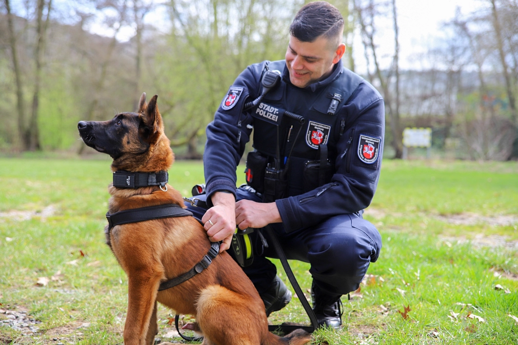 Diensthund Paul mit seinem Herrchen Andreas Prikryl.&nbsp;&copy;&nbsp;Simone Batz, Stadt Marburg