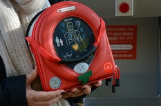 Dieses kleine Gerät kann Leben retten. © Nadja Schwarzwäller i.A.d. Stadt Marburg