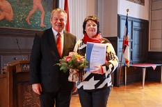 Doris Zimmermann mit Oberbürgermeister Dr. Thomas Spies. © Beatrix Achinger, i.A.d. Stadt Marburg