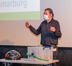 Dr. Karl-Heinz Muth vom Chemikum Marburg zeigte an einem Modell, wie eine Wasserstoff-Brennstoffzelle funktioniert. © Freya Altmüller, i.A.d. Stadt Marburg