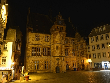 Für die Earth Hour wird die Sonderbeleuchtung des Rathauses, der Elisabethkirche und des Schlosses für eine Stunde ausgeschaltet. © Georg Kronenberg, Stadt Marburg