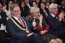 Der scheidende Oberbürgermeister Egon Vaupel und seine Frau Rita genossen das Bühnenprogramm.