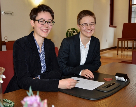 „Ja, ich will“: Sophia Farnbauer (r.) und Jolanda Gräßel-Farnbauer (l.) sind am Donnerstag im Marburger Standesamt getraut worden. © Stadt Marburg, Birgit Heimrich