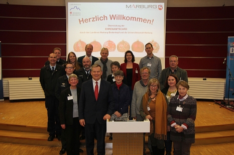 Oberbürgermeister Dr. Thomas Spies mit den zur Feierstunde gekommenen Ehrenamtlichen aus Marburg. © Landkreis Marburg-Biedenkopf