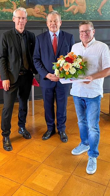 Peter Wagner mit Oberbürgermeister Dr. Thomas Spies und Stadtrat Dr. Michael Kopatz&nbsp;&copy;&nbsp;Paula Rinke, i. A. d. Stadt Marburg