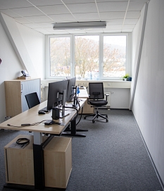 ein Büro mit Tisch, auf dem zwei Bildschirme stehen sowie Tastatur und Maus, zwei Schreibtischstühle und Bürocontainer © Patricia Grähling, Stadt Marburg