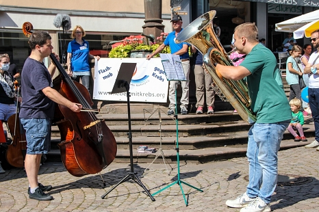 Ein Kontrabass und eine Tuba spielten die ersten tiefen Töne von „An die Freude“ aus Ludwig van Beethovens 9. Sinfonie. © Freya Altmüller, i.A.d. Stadt Marburg
