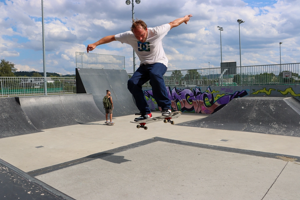 Ein Skater, der sein Könne im Skatepark zeigt.