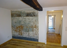 Ein Stück der Originalwandgestaltung im ehemaligen Wohnzimmer im Obergeschoss ist erhalten. © Sascha Wetzstein