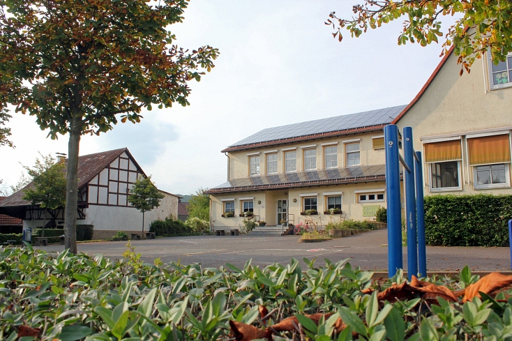 Eine Besonderheit in Elnhausen ist die Kombination des Kinderzentrums, wo Kindergarten, Grundschule und Betreuungsangebot im gleichen Gebäude sind. © Stefanie Profus, i.A.d. Stadt Marburg