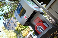 Eine Rettungssäule mit einem so genannten Laien-Defibrillator befindet sich jetzt auch unterhalb des Marburger Landgrafenschlosses - direkt am Eingang zum Aussichtsplateau, auf dem sich auch die „Camera Obscura“ befindet. © Nadja Schwarzwäller i.A.d. Stadt Marburg