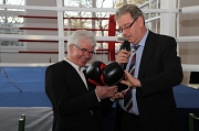Zur Einweihung des neuen Boxsportzentrums am Richtsberg überreicht Oberbürgermeister Egon Vaupel (r.) die passende Ausstattung an den Vorsitzenden des Boxclubs Marburg, Peter Weller (l.).