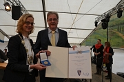 Eisenachs Oberbürgermeisterin Katja Wolf überreichte Egon Vaupel die Ehrenmedaille der Partnerstadt. Egon Vaupel trug sich ins Goldene Buch der Stadt Eisenach ein
