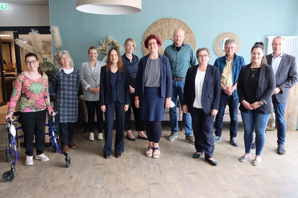 Elke Siebler (Mitte) freute sich als Leiterin des neuen Beratungs- und Begegnungszentrums (BBGZ) am Richtsberg gemeinsam mit Stadträtin Kirsten Dinnebier (4.v.r.) über die Vorstellung der Beratungsangebote, die folgende Vertreter*innen der Träger gestalte&nbsp;&copy;&nbsp;Beatrix Achinger, i.A.d. Stadt Marburg