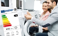Es sind eine Frau und ein Mann zu sehen, die zusammen eine Waschmaschine bedienen. Dazu ist ein Energielabel eingeblendet. © Büro Ö-quadrat GmbH