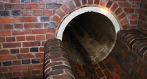 Dieser Entlastungskanal verhindert das Volllaufen von Kellern, da man das von ihm geführte Wasser im Bedarfsfall direkt in ein offenes Gewässer leiten kann.