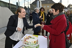 Nur ein kleines Stück vom Kuchen haben Frauen bei einer Performance zum Equal Pay Day 2019 in Marburg bekommen. © Georg Kronenberg