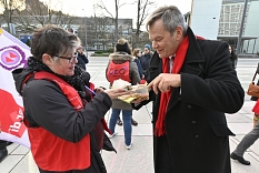 Oberbürgermeister Dr. Thomas Spies teilte den Kuchen beim Equal Pay Day 2019 in Marburg zu gleichen Teilen auf. © Georg Kronenberg