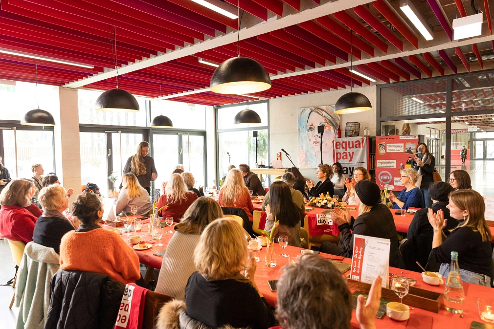 Equal Pay Day Red Lunch&nbsp;&copy;&nbsp;Anna Scheidemann