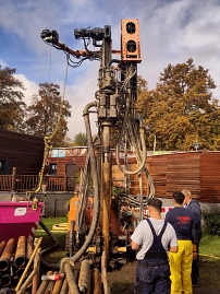 Erkundungsbohrung auf dem Gelände des Freizeitbads AquaMar Am 18.10.22 wurde im Aquamar eine Testbohrung durchgeführt © Universitätsstadt Marburg, Thomas Kopp