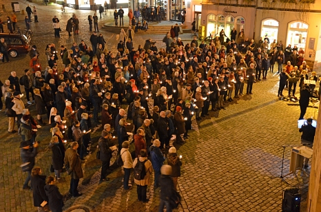 200 Marburgerinnen und Marburger versammelten sich zum Start in das Reformationsjahr am Montagabend auf dem Marktplatz. © Stadt Marburg, Philipp Höhn