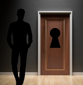 Schatten eines Mannes vor einer verschlossenen Tür mit großem schwarzen Schlüsselloch © Pixabay